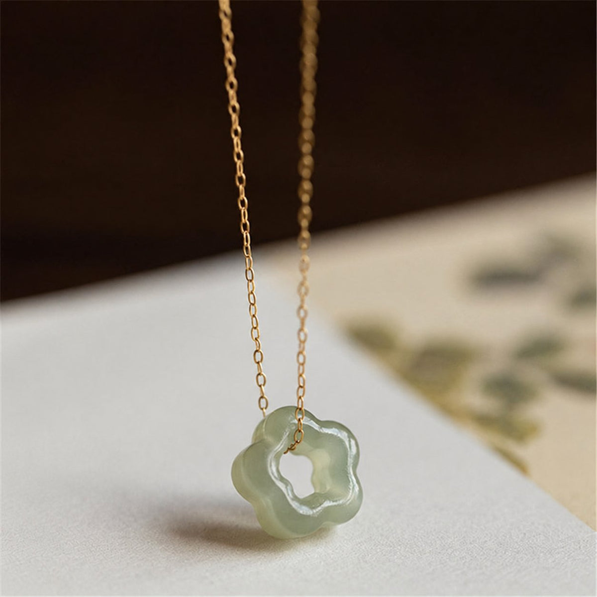Collar de jade verde con colgante floral — Carmen, Lucía & Rocío