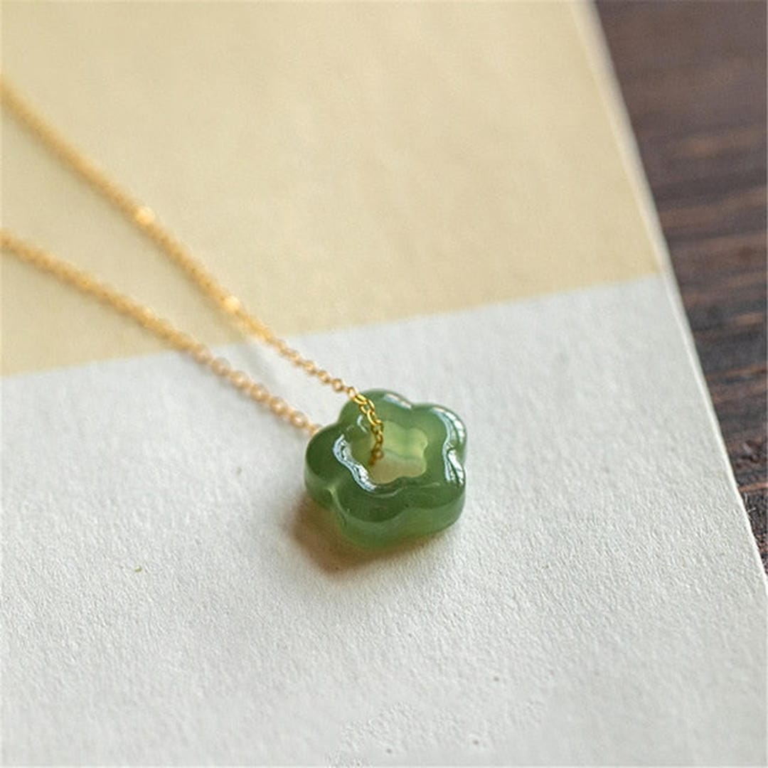 Collar de jade verde con colgante floral – imagen 4