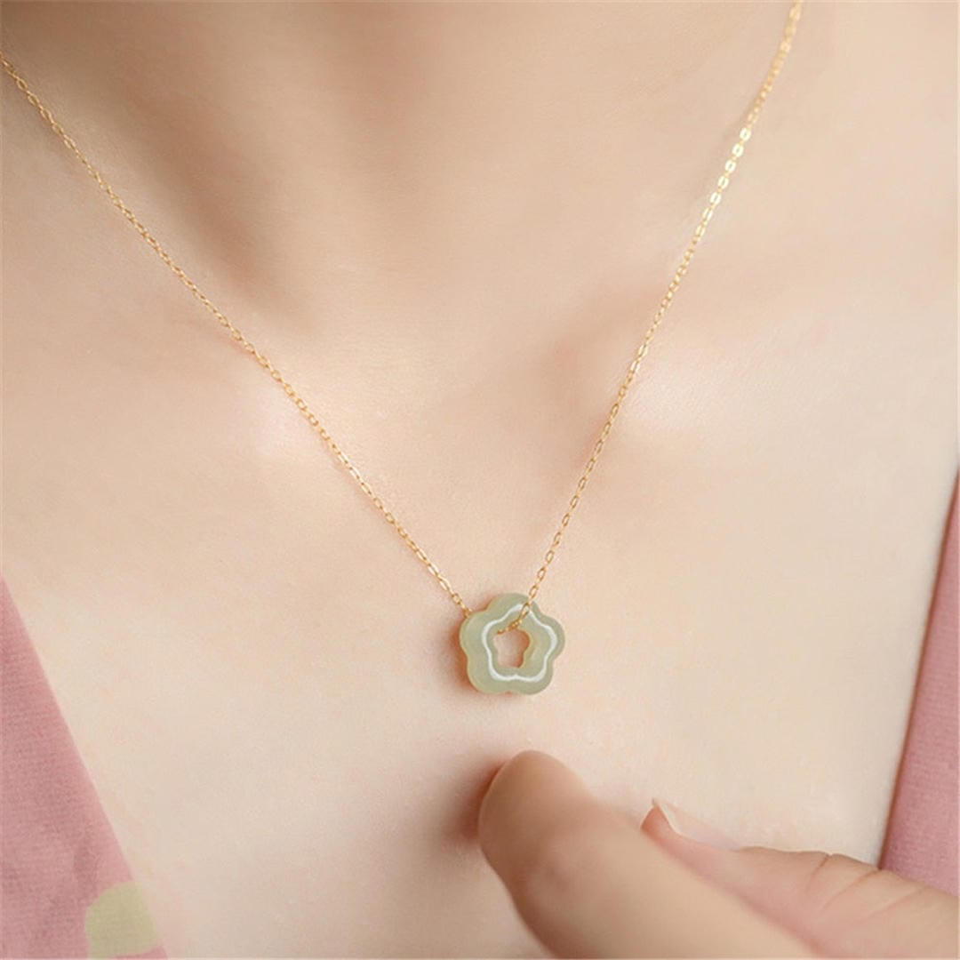 Collar de jade verde con colgante floral – imagen 2