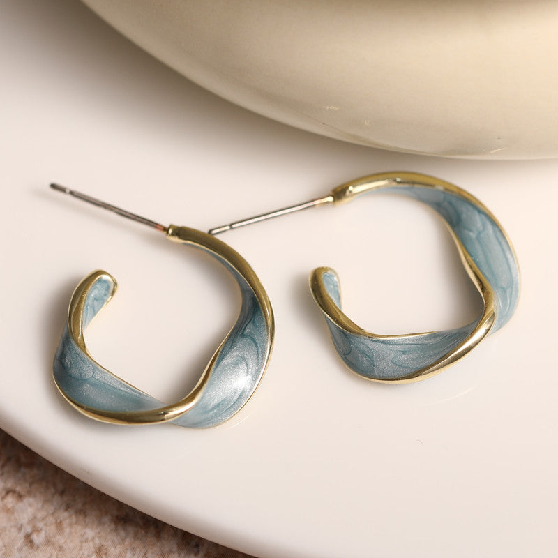 Pendientes retorcidos en forma de C elegantes