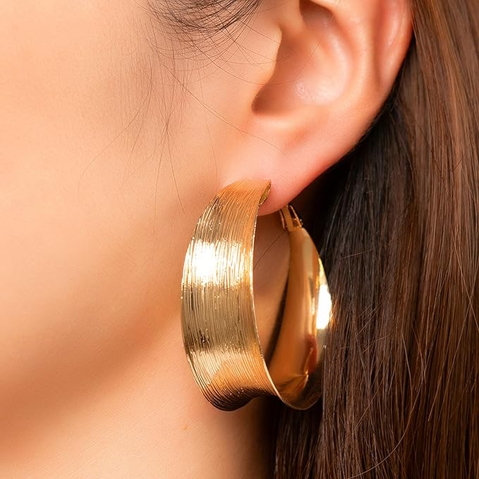 Pendientes aro vintage dorados y huecos – imagen 3