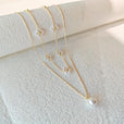Collar de perlas con flores en capas