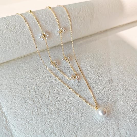 Collar de perlas con flores en capas