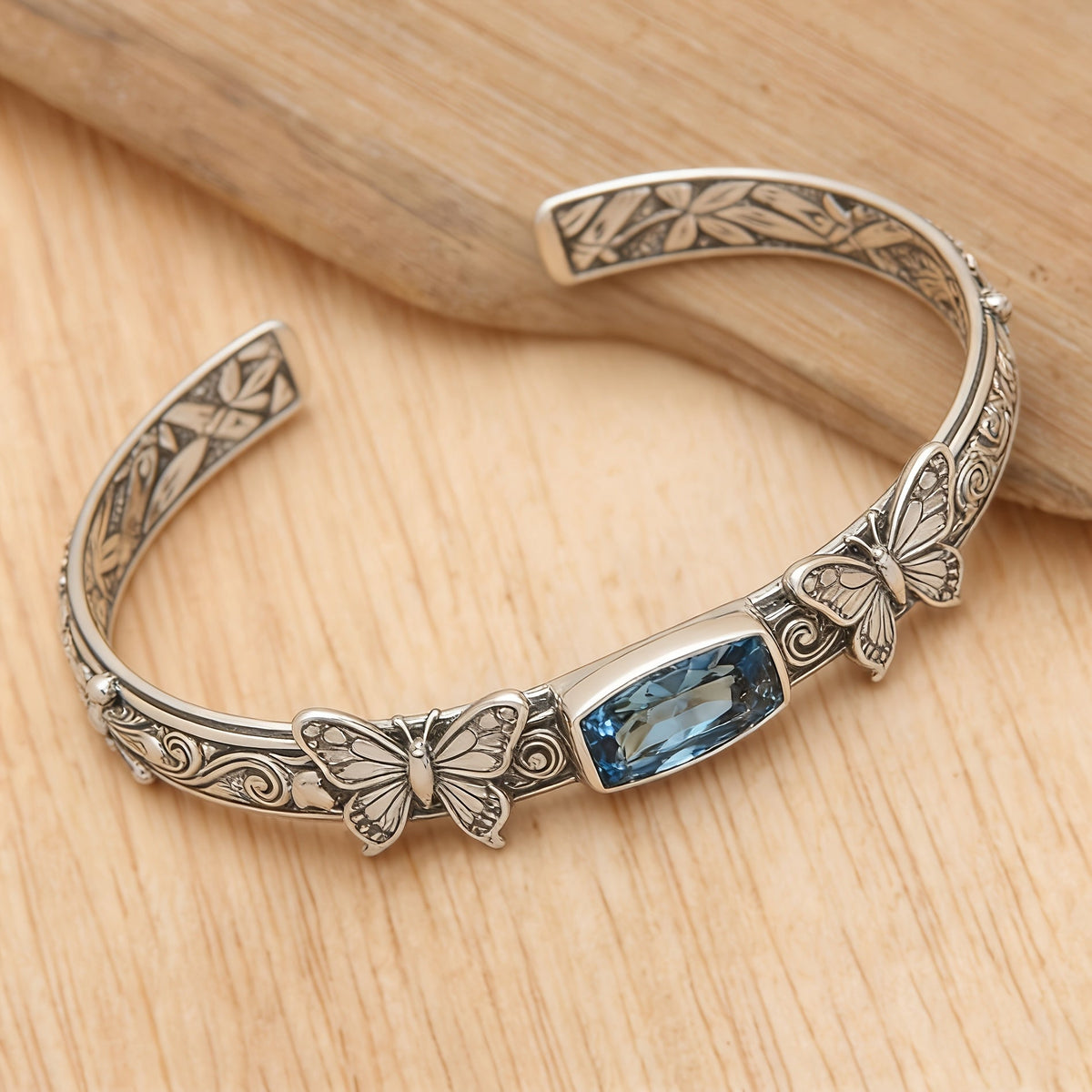 Pulsera bohemia hecha a mano con mariposa – imagen 2