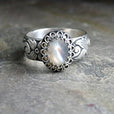 Anillo clásico de circonita lunar ovalada
