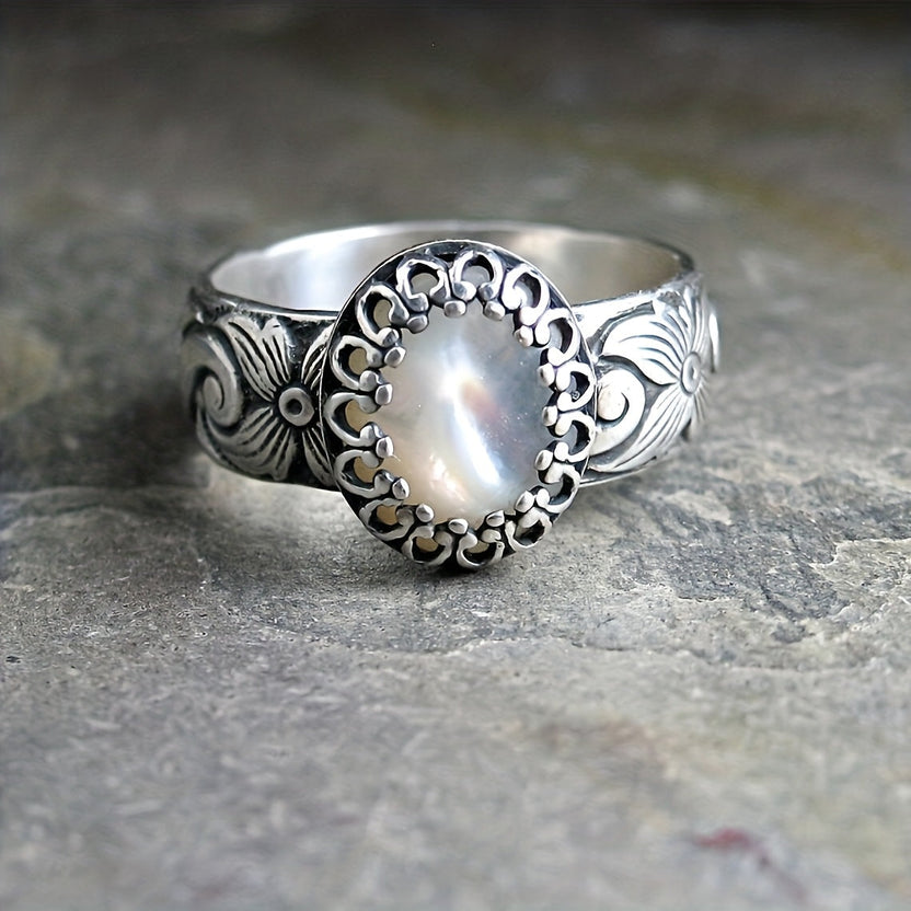 Anillo clásico de circonita lunar ovalada