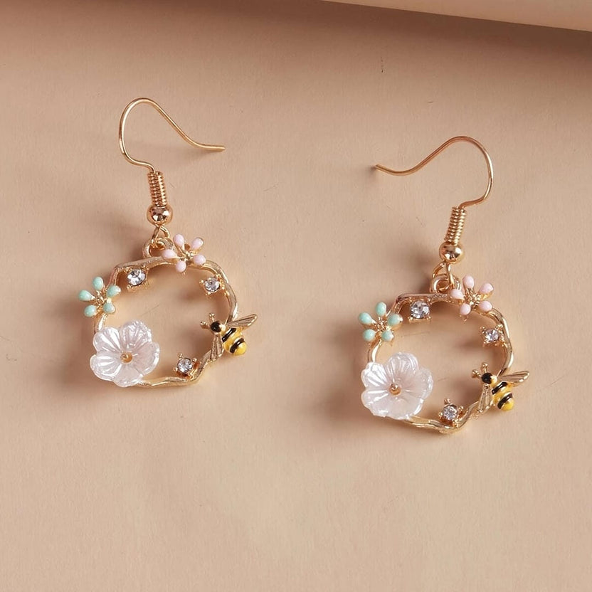 Pendientes colgantes dorados con abeja y flor