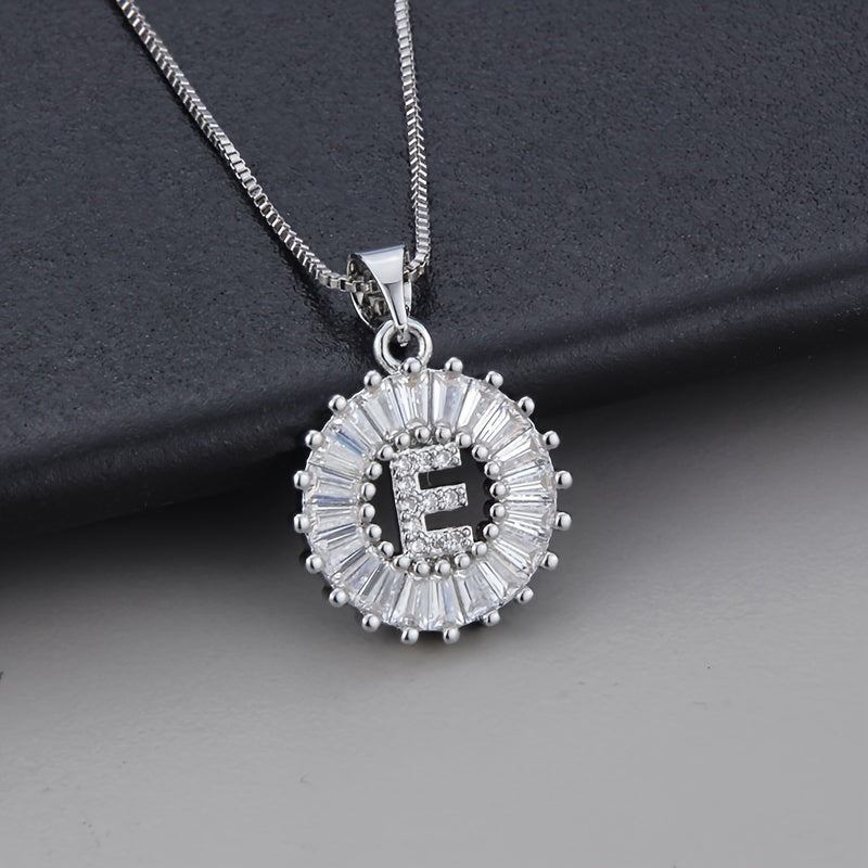 Collar con inicial de circonita en oro blanco – imagen 5
