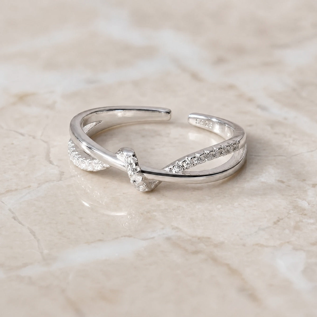 Anillo radiante de nudo trenzado