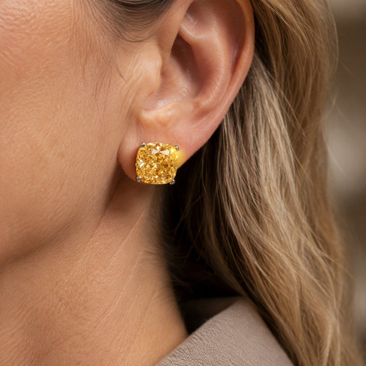 Pendientes dorados de cojín radiantes