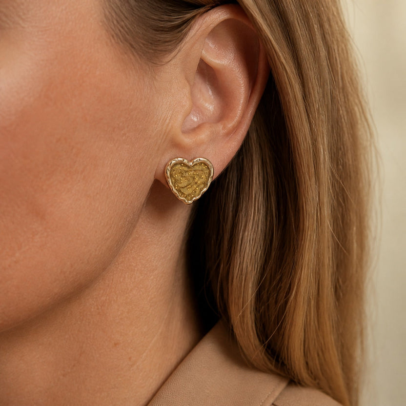 Pendientes de corazón dorados y elegantes