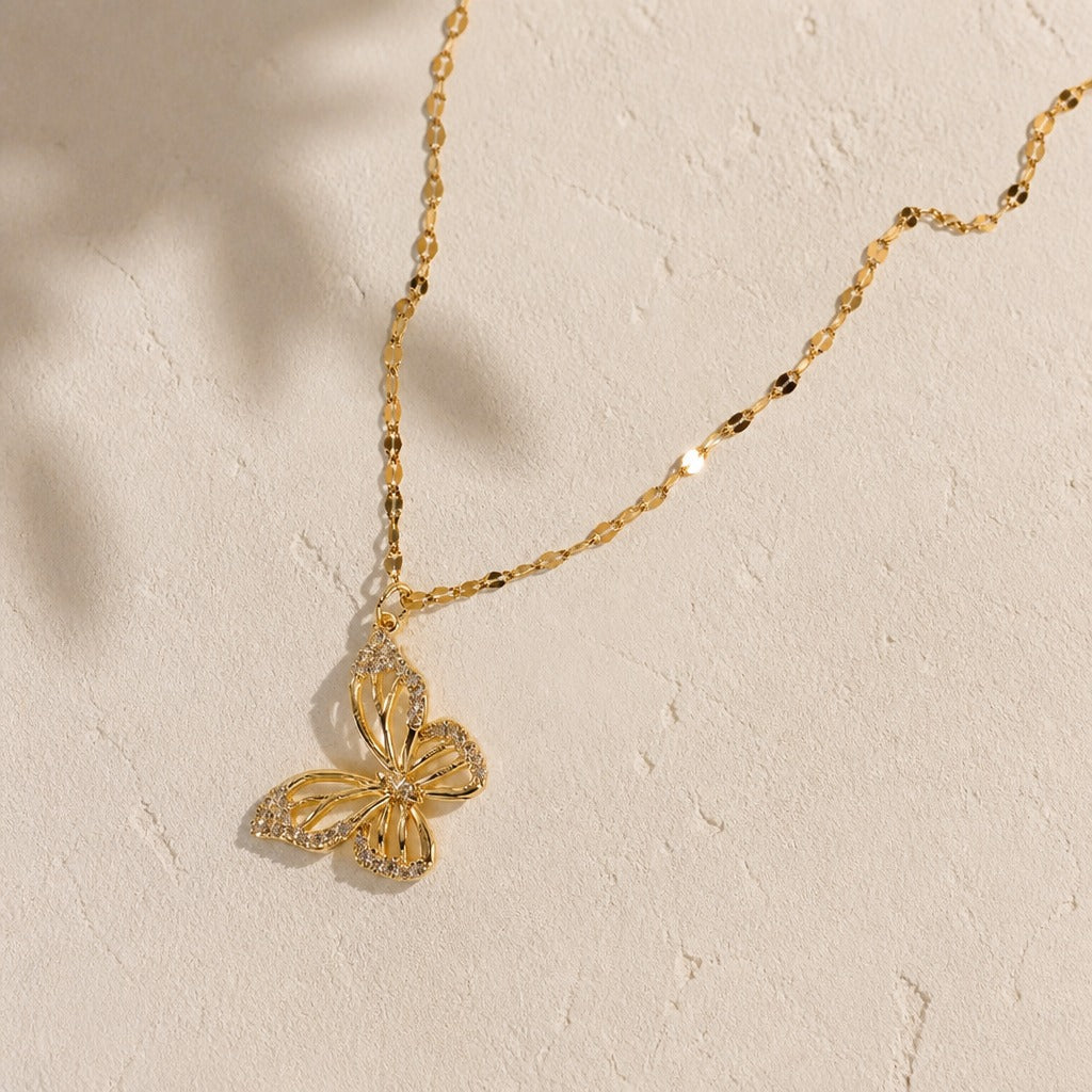 Collar minimalista con colgante de mariposa hueca – imagen 2