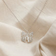 Collar con colgante de mariposa y letra inicial – imagen 3