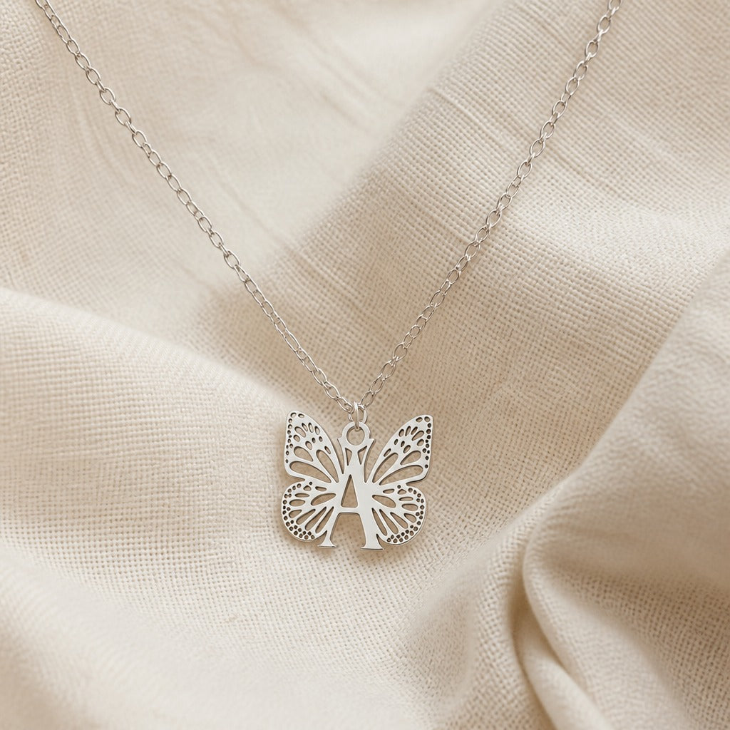 Collar con colgante de mariposa y letra inicial – imagen 3