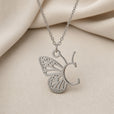 Collar con colgante de mariposa y letra inicial – imagen 7
