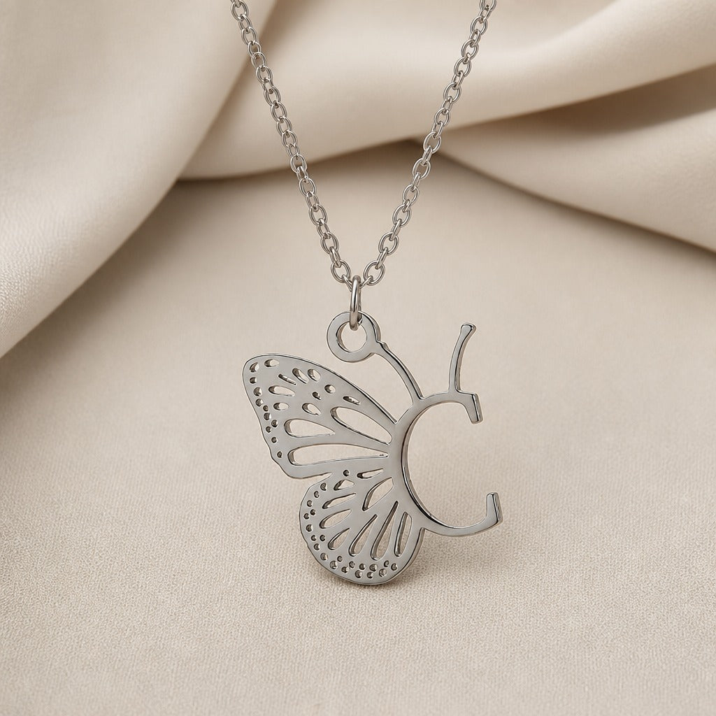 Collar con colgante de mariposa y letra inicial – imagen 7