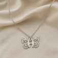 Collar con colgante de mariposa y letra inicial – imagen 17