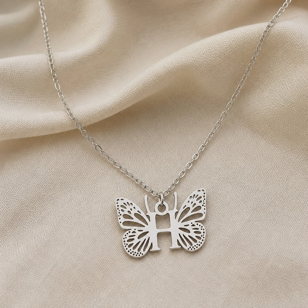Collar con colgante de mariposa y letra inicial – imagen 17
