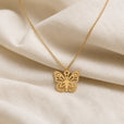 Collar con colgante de mariposa y letra inicial – imagen 18