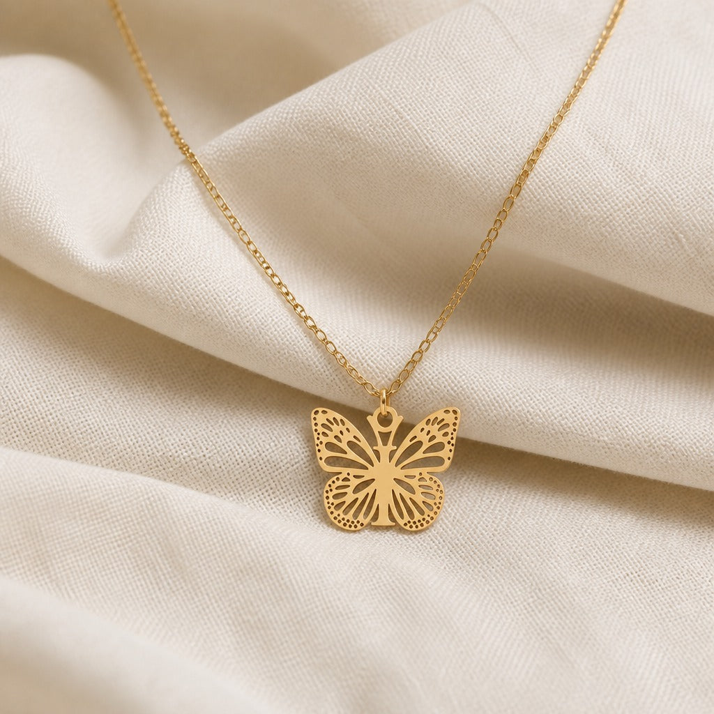 Collar con colgante de mariposa y letra inicial – imagen 18