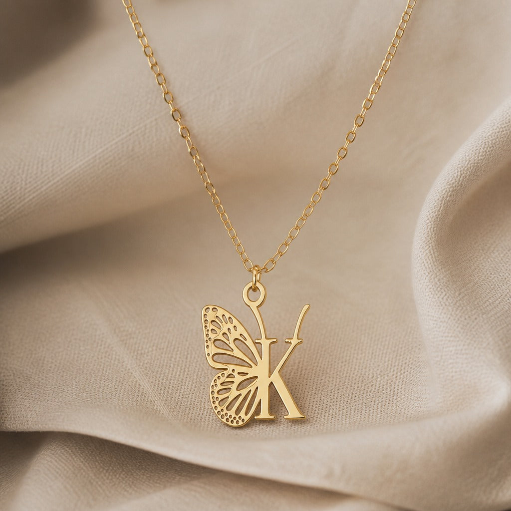 Collar con colgante de mariposa y letra inicial – imagen 22
