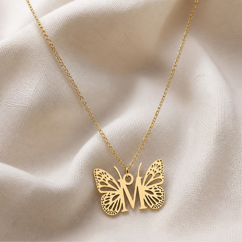 Collar con colgante de mariposa y letra inicial – imagen 26