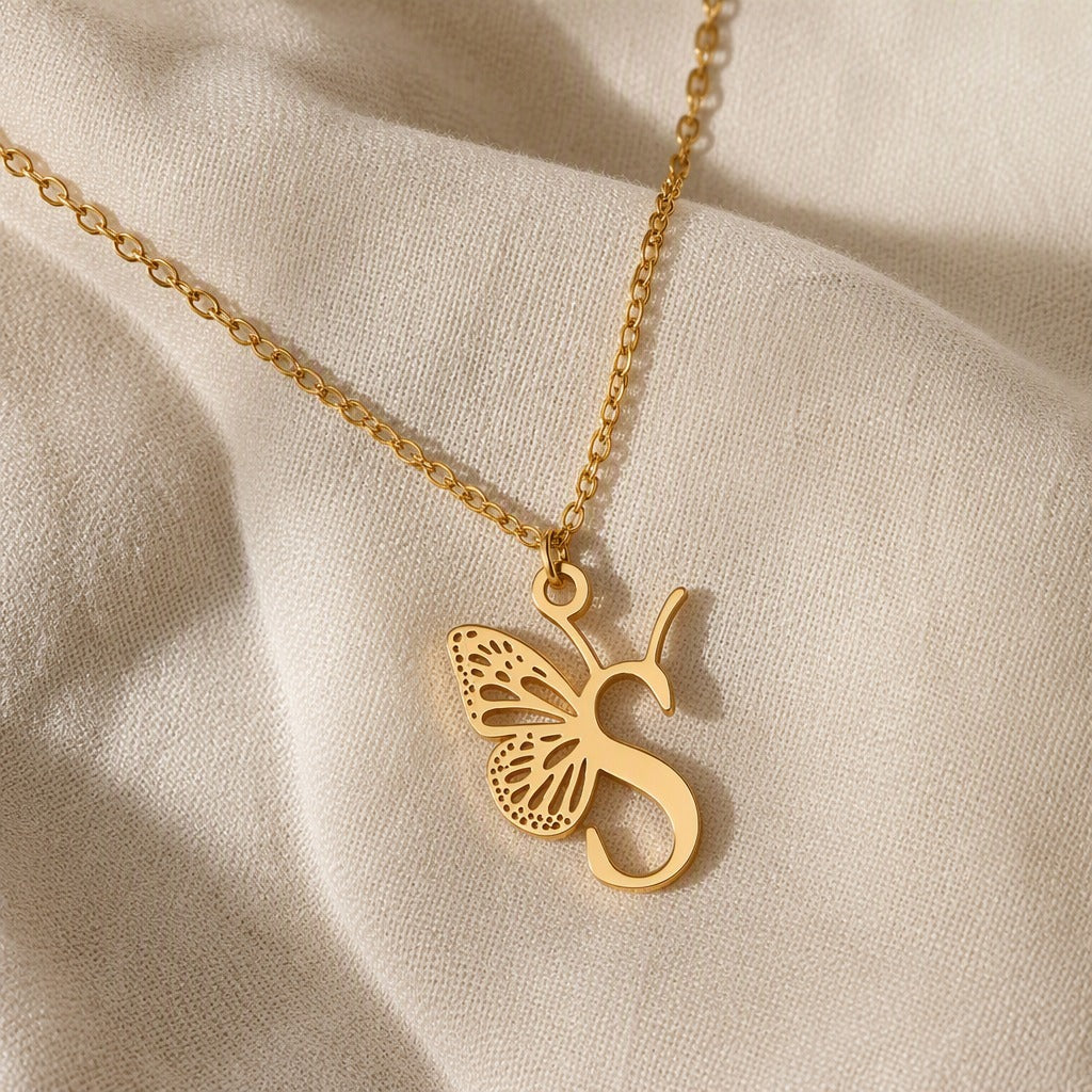Collar con colgante de mariposa y letra inicial – imagen 38