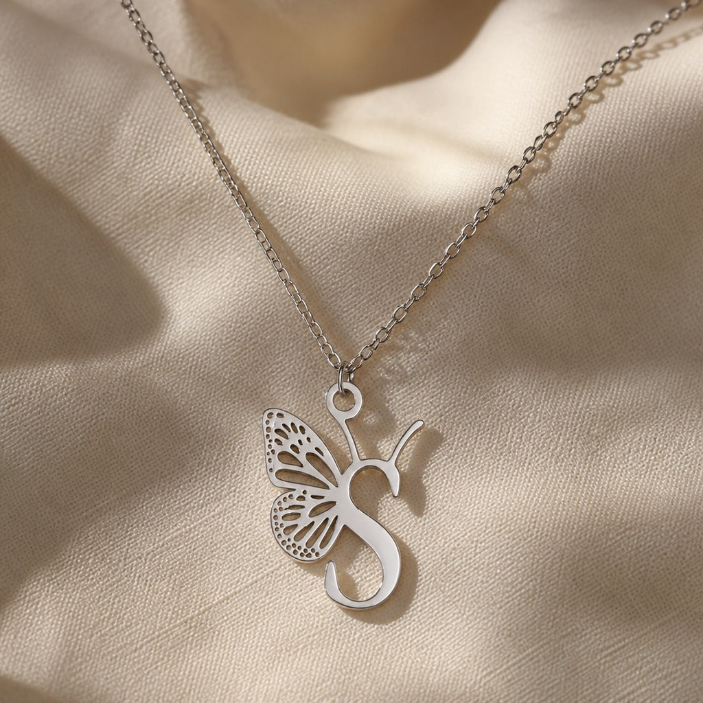 Collar con colgante de mariposa y letra inicial – imagen 39
