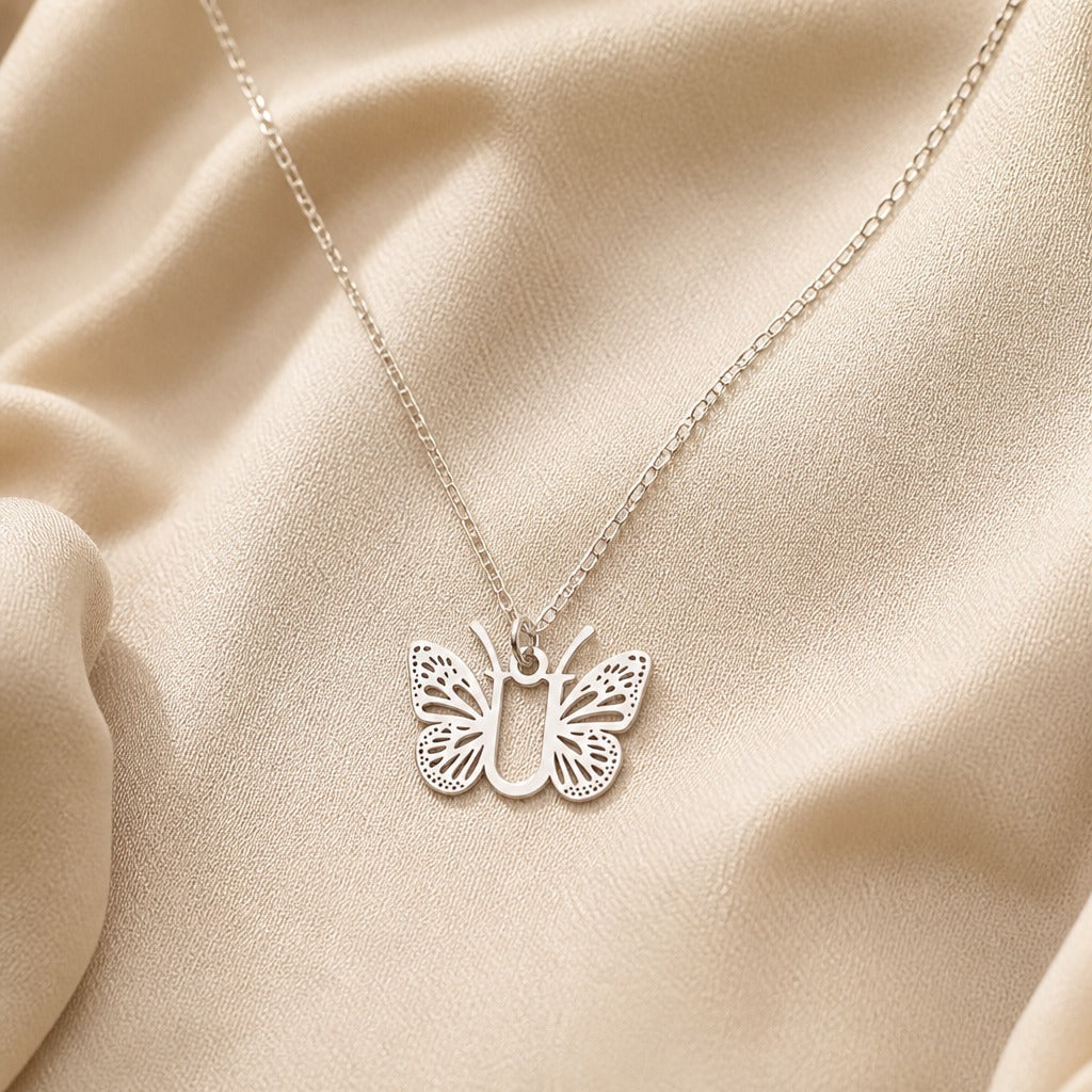 Collar con colgante de mariposa y letra inicial – imagen 43