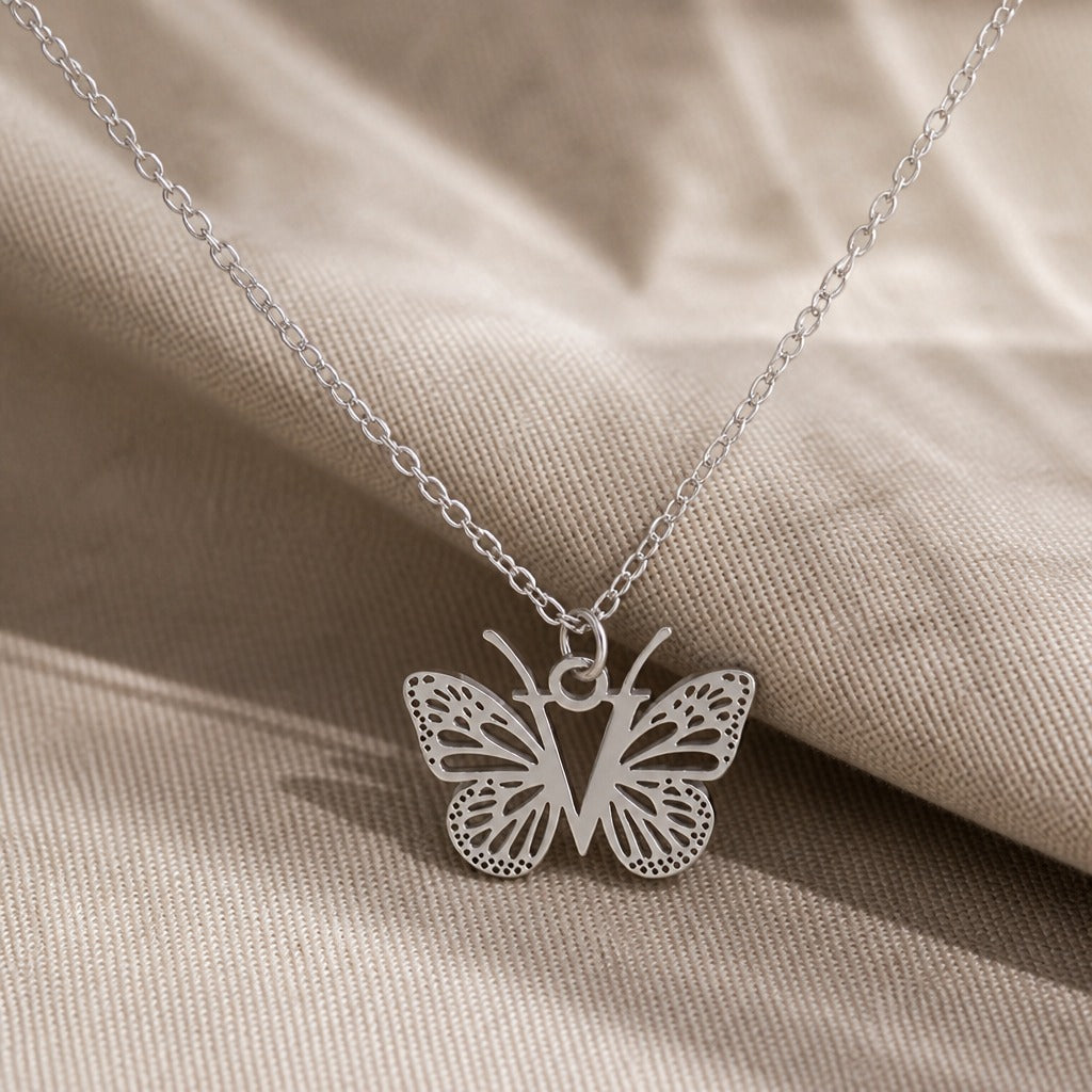 Collar con colgante de mariposa y letra inicial – imagen 45
