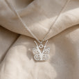 Collar con colgante de mariposa y letra inicial – imagen 51