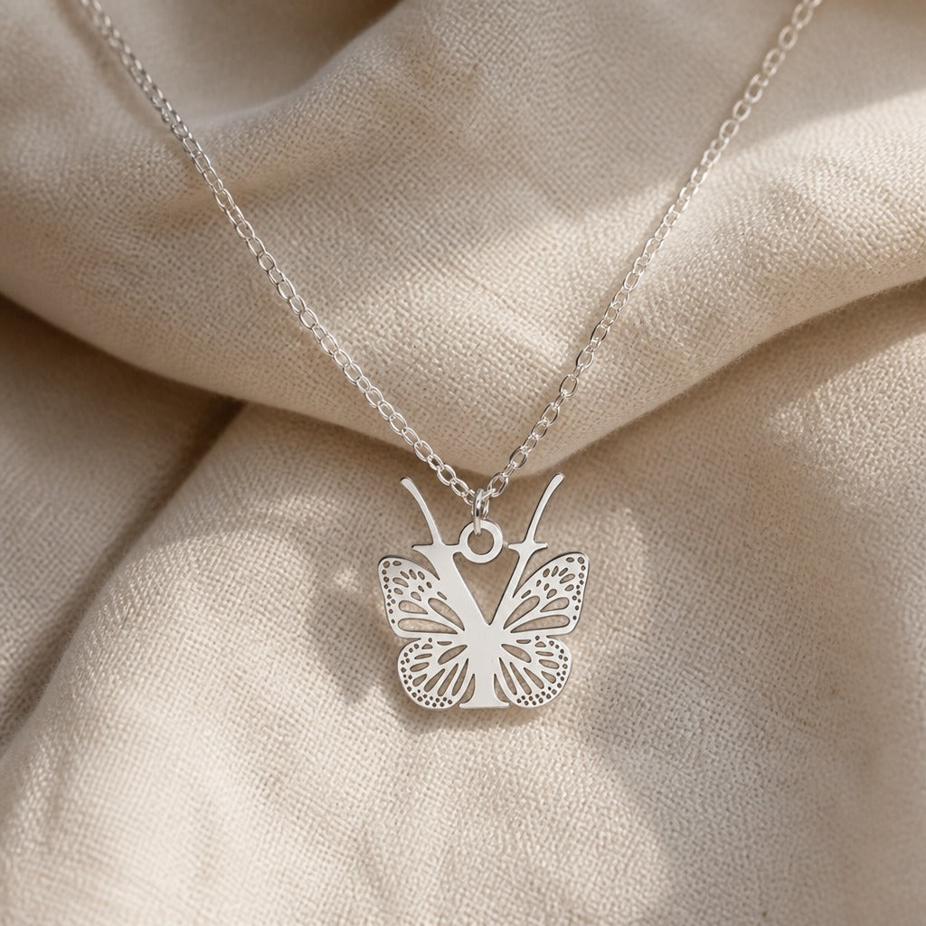 Collar con colgante de mariposa y letra inicial – imagen 51