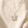 Collar con colgante de mariposa y letra inicial – imagen 21