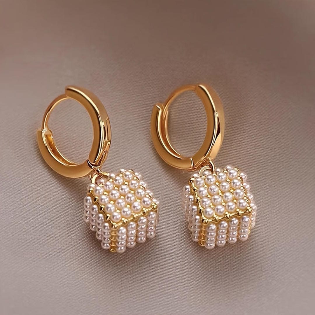 Pendientes de cubo dorado con caída