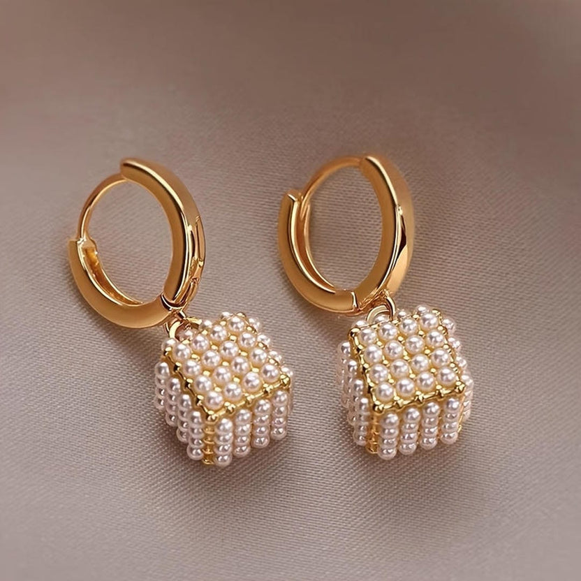 Pendientes de cubo dorado con caída