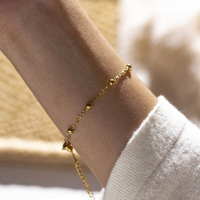 Pulsera minimalista de cuentas doradas