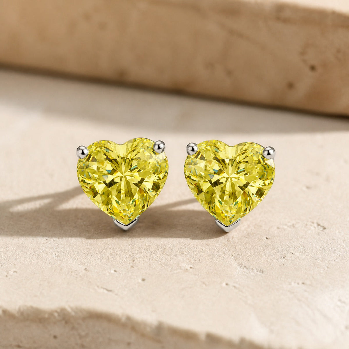 Pendientes de corazón amarillos deslumbrantes