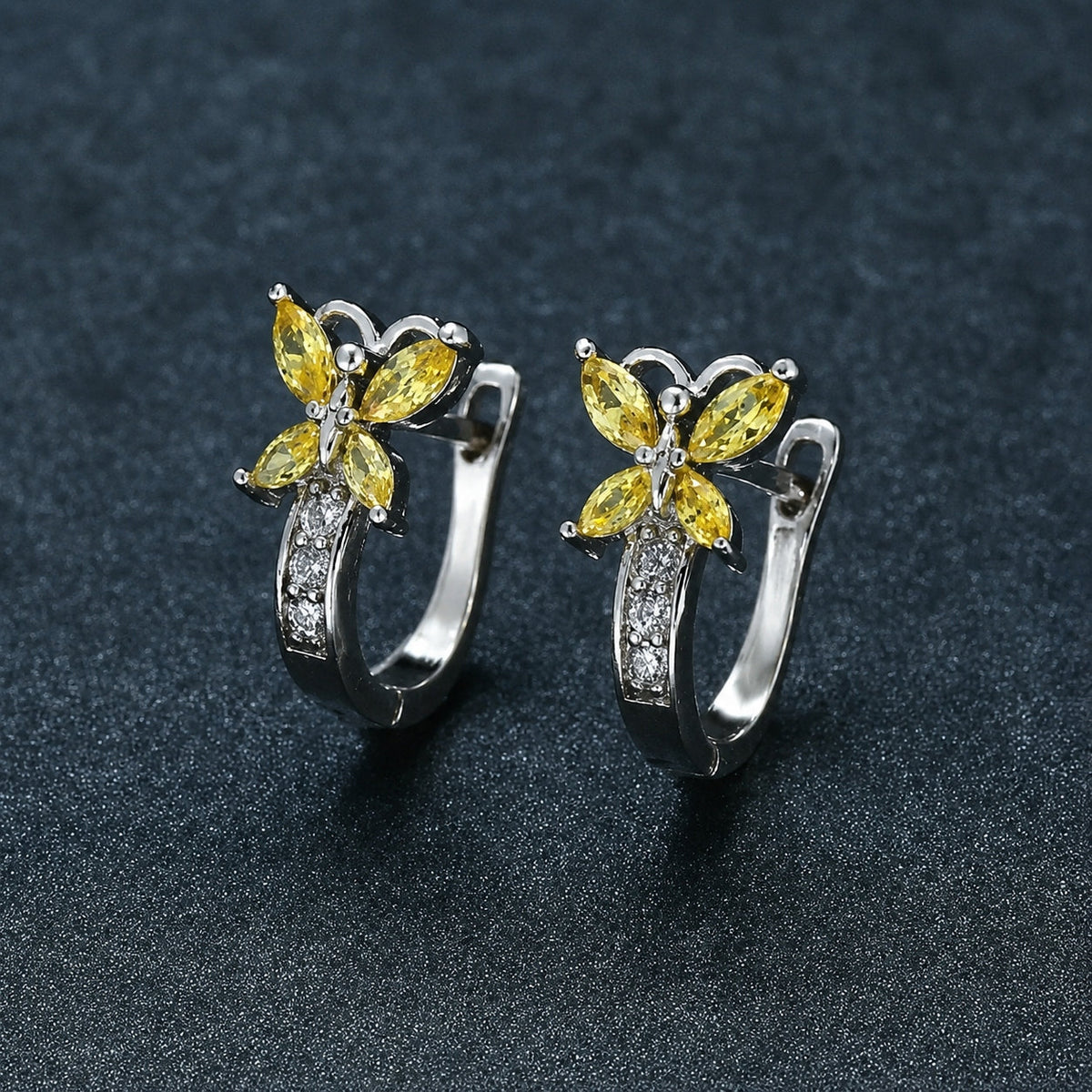 Pendientes de aro con mariposa radiante – imagen 2
