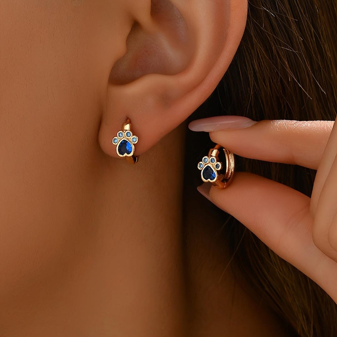 Pendientes huggie de pata con zafiro – imagen 3