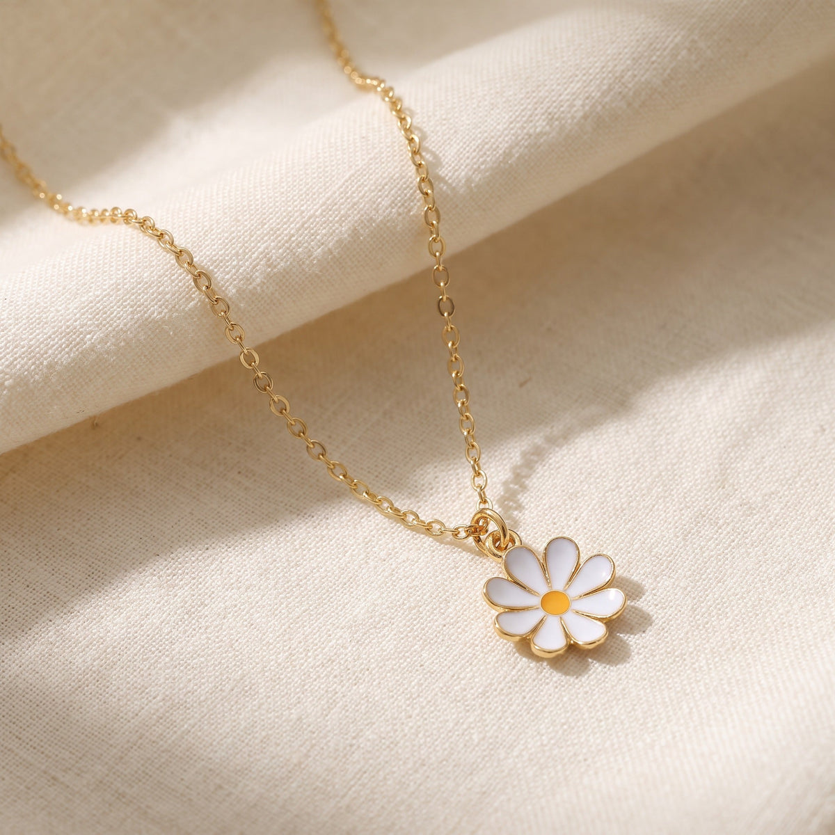 Collar refinado de cadena con margaritas – imagen 2