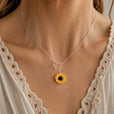 Collar girasol con corazón radiante