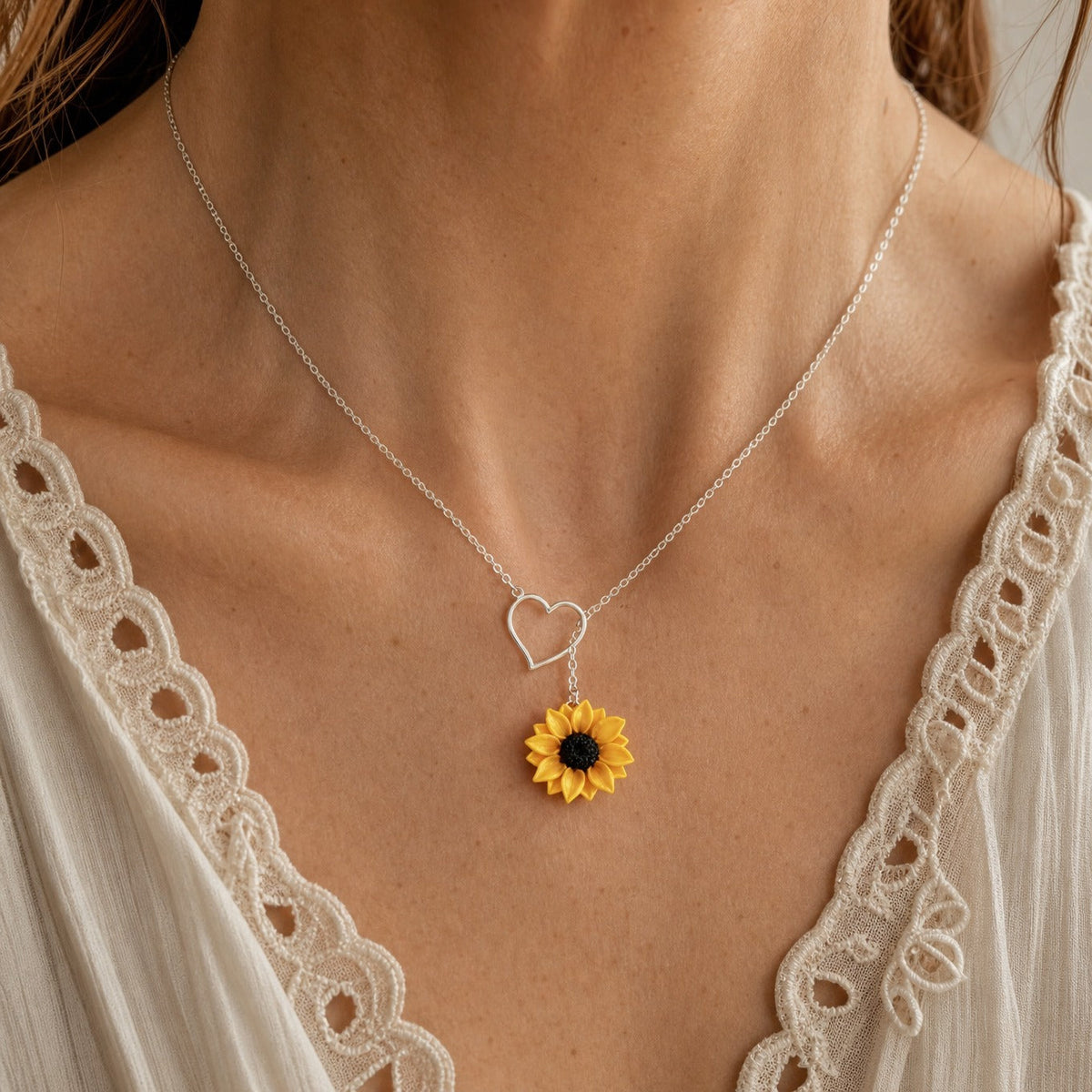 Collar girasol con corazón radiante