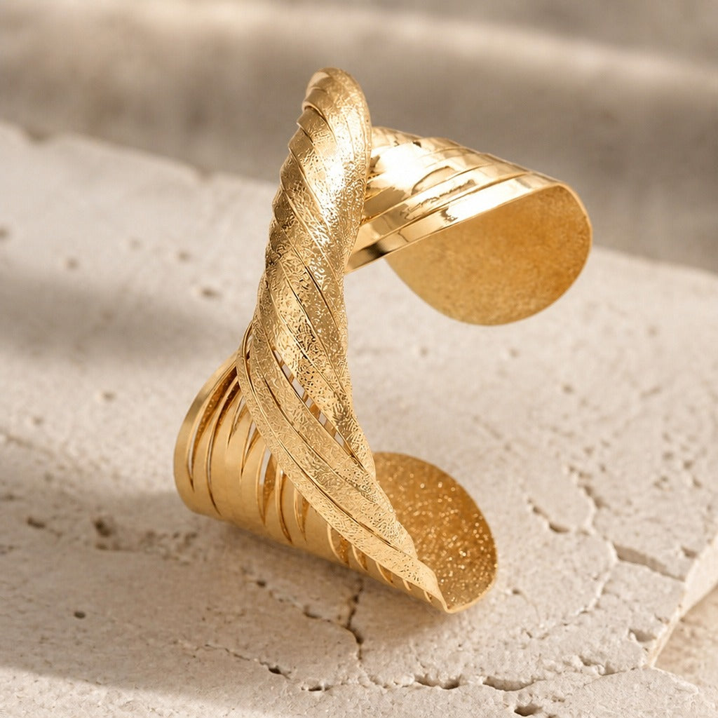 Pulsera dorada Giro Celestial — Carmen, Lucía & Rocío