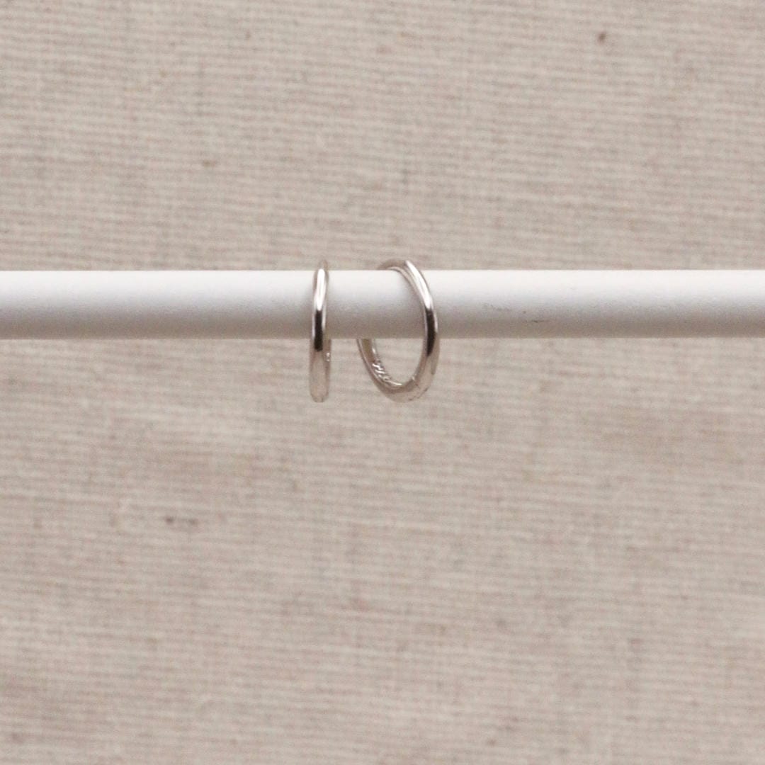 Pendientes huggie de plata esenciales