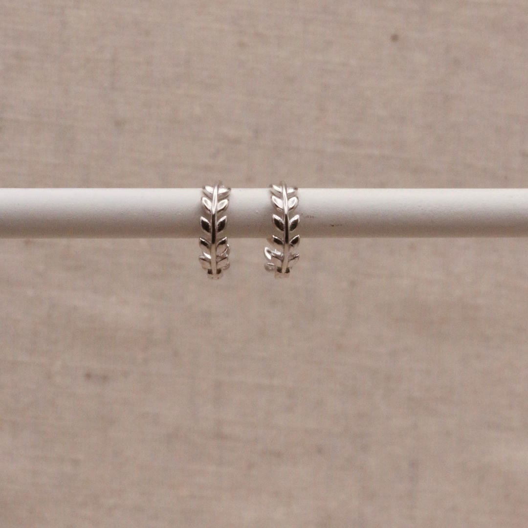 Aros huggie de laurel de plata – imagen 3