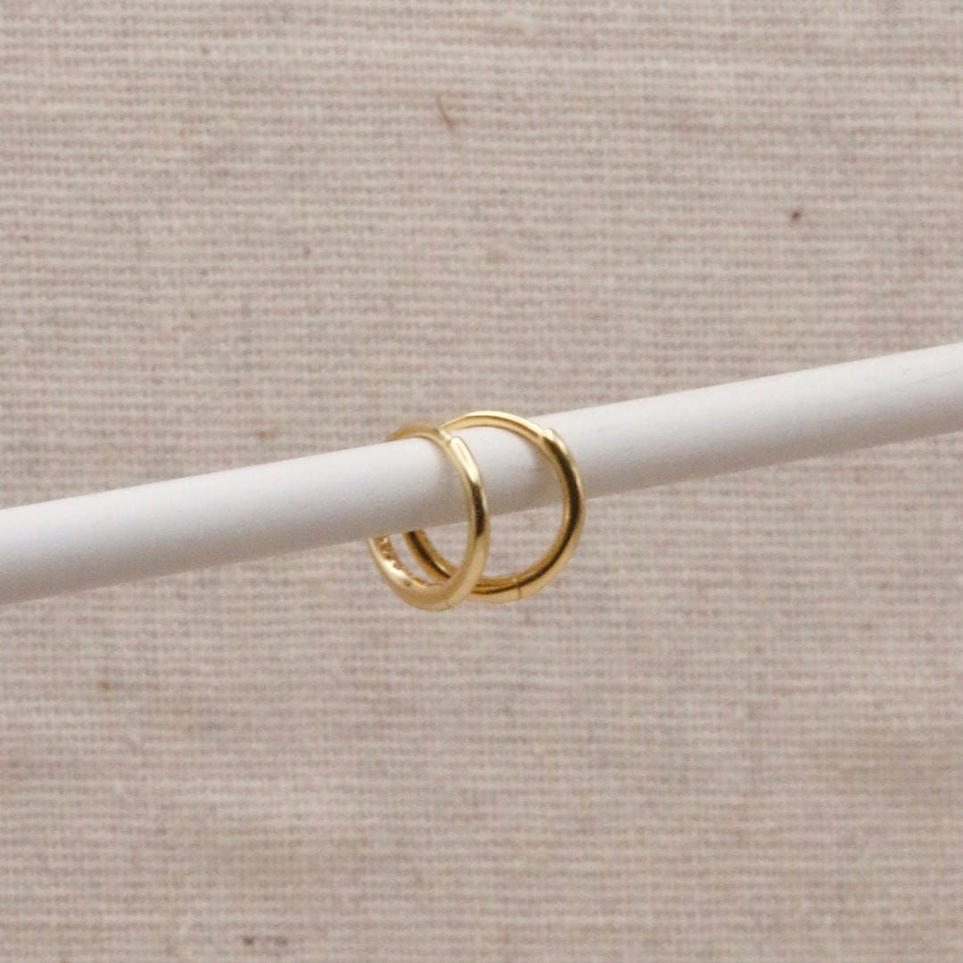 Pendientes huggie dorados esenciales – imagen 2