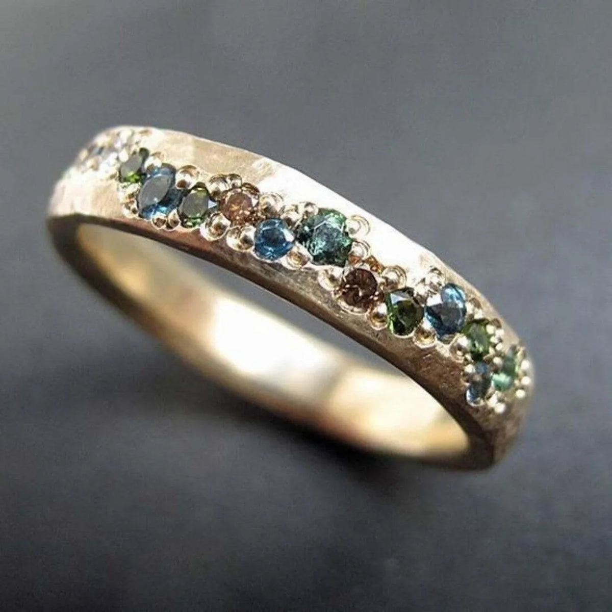 Anillo atemporal de oro con legado