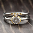 Anillo radiante de oro con circonita y engaste de bisel