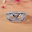 Anillo llamativo infinito cruzado con pavé