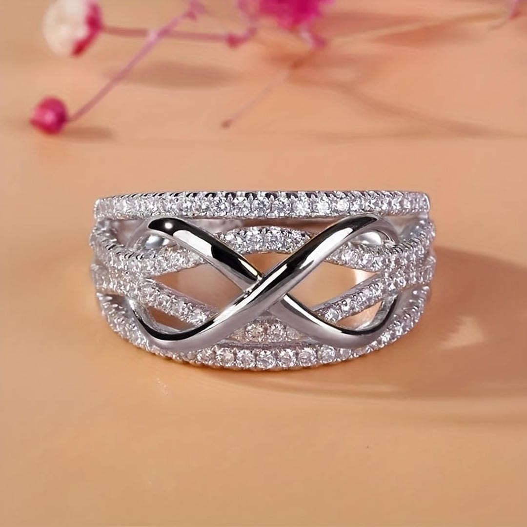 Anillo llamativo infinito cruzado con pavé